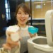 うまく炊けた米を食べさせようとしてくる女性
