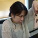 今更デスノートのLのような持ち方にハマる女性