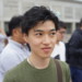 ゲームショウが楽しみすぎて顔に出ちゃう男性
