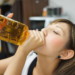 一気飲みを強要される新入社員