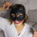ハロウィンで猫コスプレをする女性