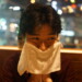 恥ずかしいから見てない隙に顔を拭く