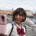 インスタ映えのする自撮りを撮る女子高生