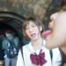 巨人に舐められて嫌がる女子高生
