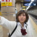 電車の到着を待ちきれない女子高生