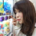 自販機に夢中になる女性