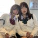 女子高生の制服コスプレをしてなりきる女性