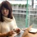 ビジネス系webメディアの取材を受ける女性